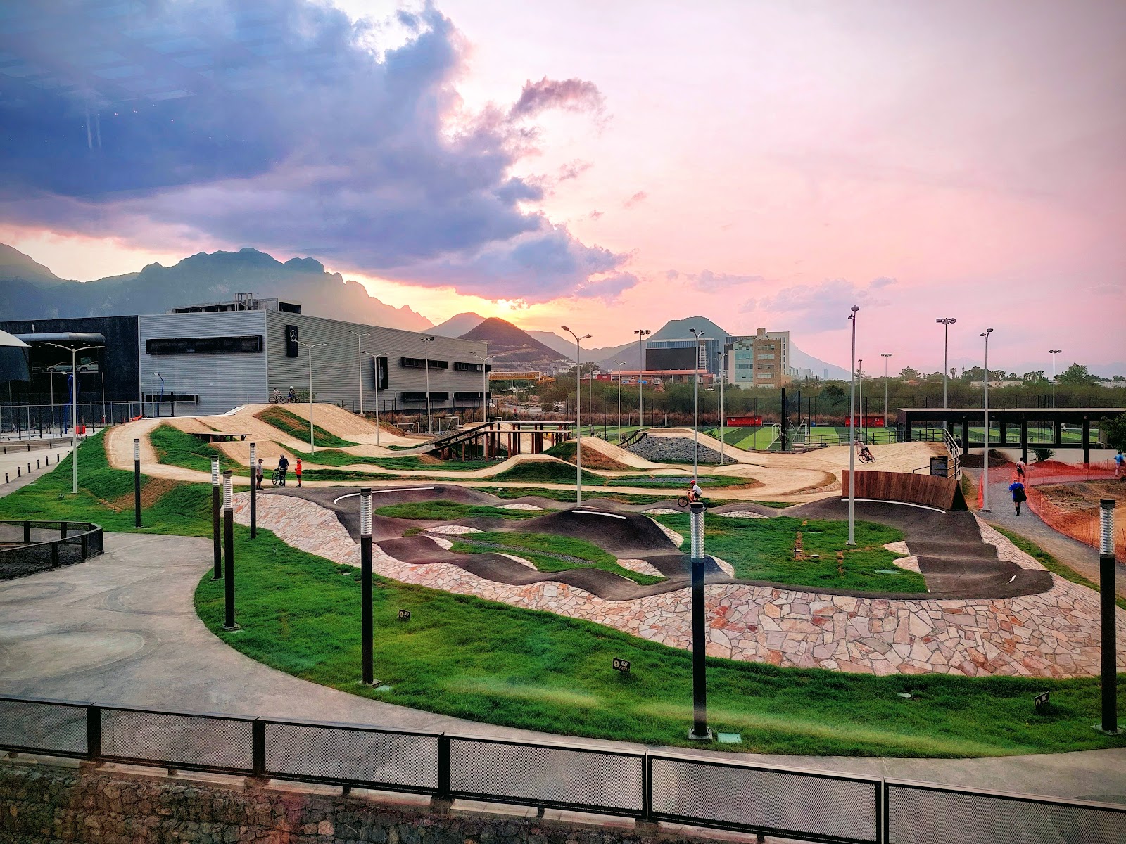 La pista de pump track de Esfera al atardecer frente a la Sierra