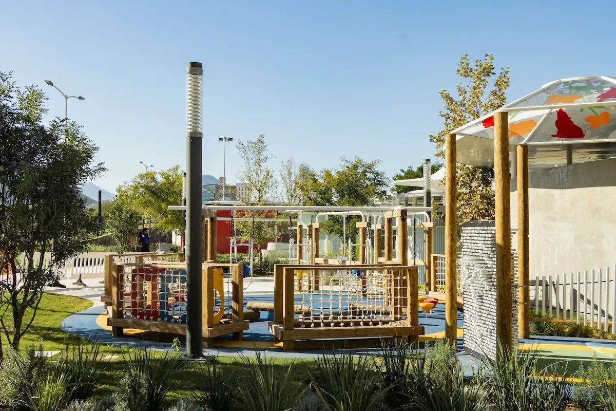 El área de juegos de Esfera Park al atardecer