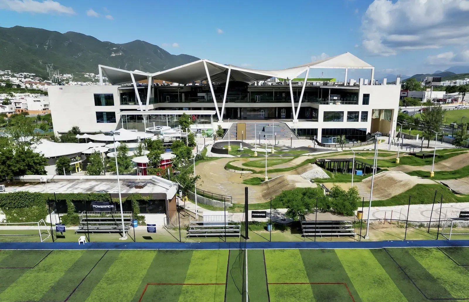 Vista aérea de la casa club, la pista de pump track y las canchas de Esfera al pie de la montaña
