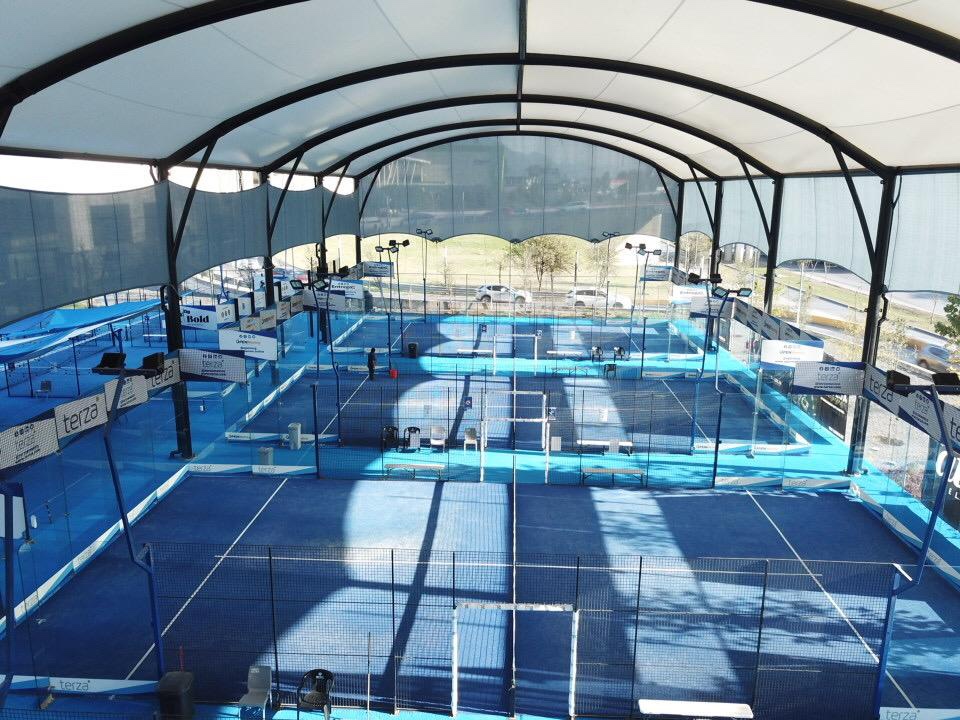 Hileras de canchas de pádel techadas vistas desde arriba en Padel Esfera