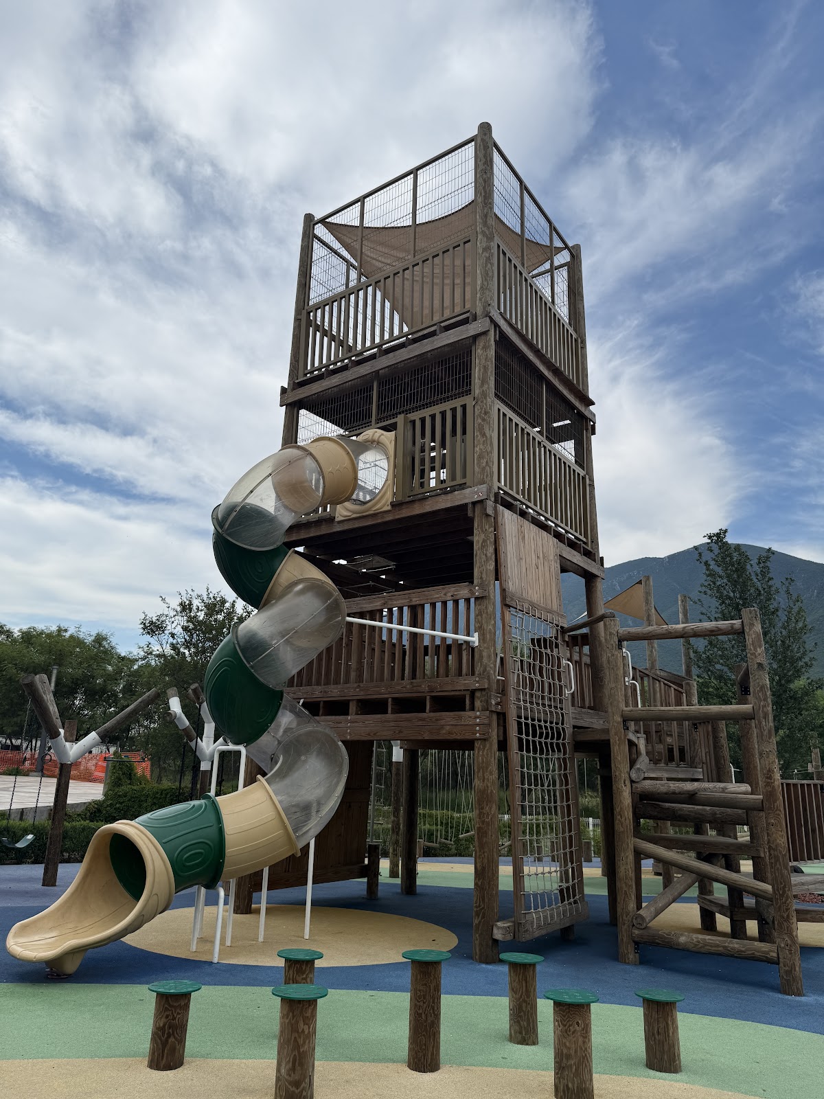 La torre de madera con sus resbaladeros en espiral