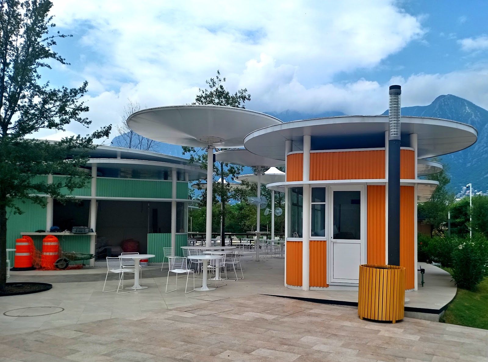 Kioscos de café a la sombra, en el parque junto a la plaza